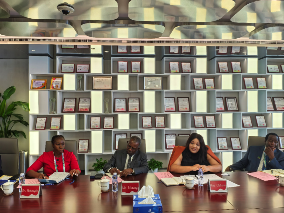 津巴布韦副外长到访leyu·乐鱼资源集团总部